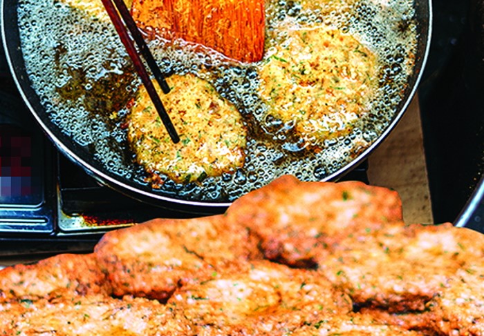 Chiên chả rươi là bước cuối cùng để có thể hoàn thành món ăn