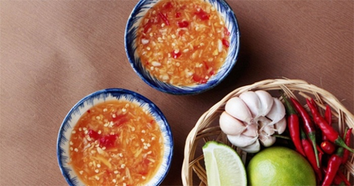 Nước chấm cũng là gia vị không thể thiếu để thưởng thức trọn vẹn món ăn này
